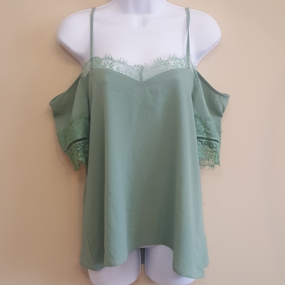 Paper Crane Tops - 🆕 Paper Crane lace detail off the shoulder top